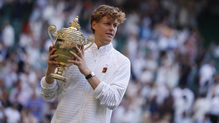 Tennis - Wimbledon - All England Lawn Tennis and Croquet Club, London, Britain - July 12, 2026 Italys Jannik Sinner celebrates with the trophy after winning his final match against Germanys Alexander Zverev REUTERS/Andrew Couldridge
