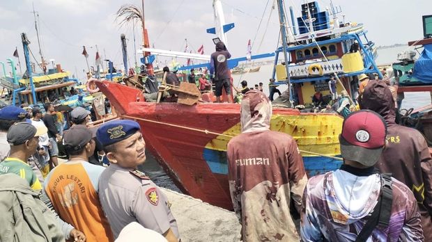 Jenazah korban saat tiba di dermaga Pelabuhan Perikanan Nusantara (PPN) Tasikagung, Rembang, Senin (13/7/2026) . Jenazah korban saat tiba di dermaga Pelabuhan Perikanan Nusantara (PPN) Tasikagung, Rembang, Senin (13/7/2026) .