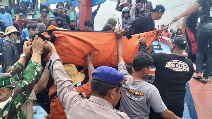 Jenazah korban saat tiba di dermaga Pelabuhan Perikanan Nusantara (PPN) Tasikagung, Rembang, Senin (13/7/2026) .