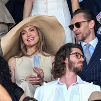 Wanita yang akrab disapa J.Lo ini tampil mengenakan busana Ralph Lauren dari ujung kepala hingga kaki. Ia memilih gaun tanpa lengan berbahan georgette dengan detail bodice crepe yang lembut, dipadukan dengan ikat pinggang senada yang menjuntai sedikit di atas lutut. Foto: WireImage/Karwai Tang