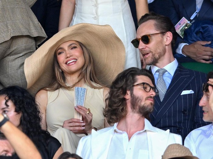 Jennifer Lopez, mengenakan busana Ralph Lauren, menghadiri hari keempat belas Kejuaraan Tenis Wimbledon 2026 di All England Lawn Tennis and Croquet Club pada 12 Juli 2026 di London, Inggris.