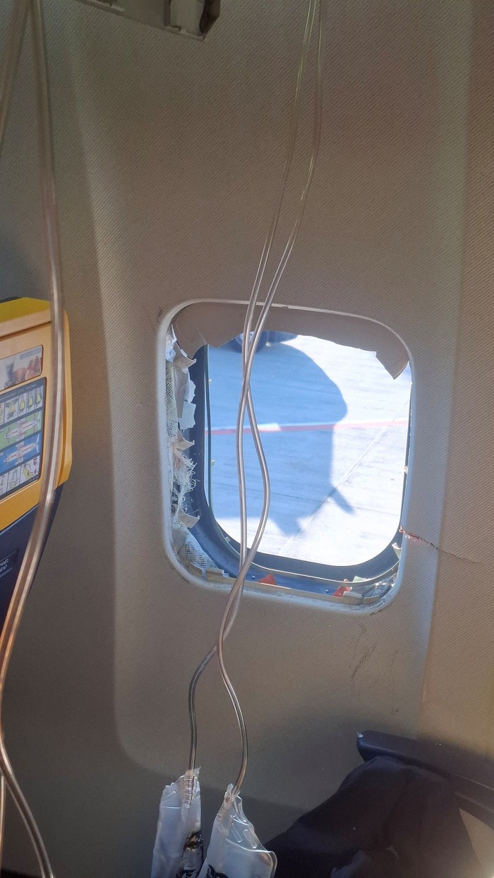 Suasana mencekam menyelimuti kabin pesawat Ryanair dalam penerbangan rute Thessaloniki, Yunani, menuju Memmingen, Jerman, setelah sebuah jendela penumpang dilaporkan terlepas saat pesawat masih mengudara, Jumat (10/7/2026). REUTERS/Despoina Papapavlou