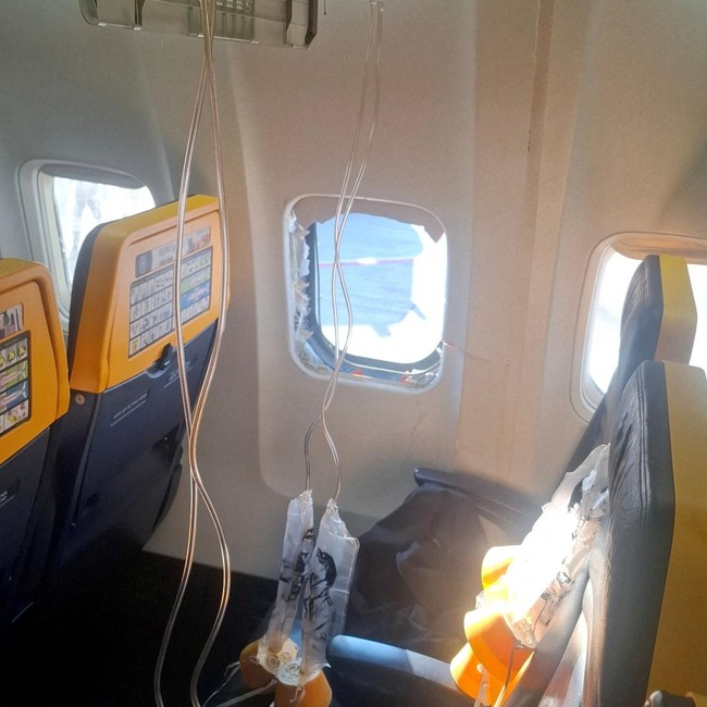 Kabin Berubah Mencekam! Jendela Pesawat Ryanair Copot di Tengah Penerbangan