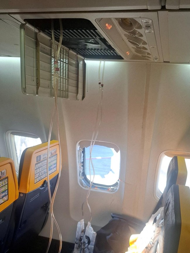 Kabin Berubah Mencekam! Jendela Pesawat Ryanair Copot di Tengah Penerbangan
