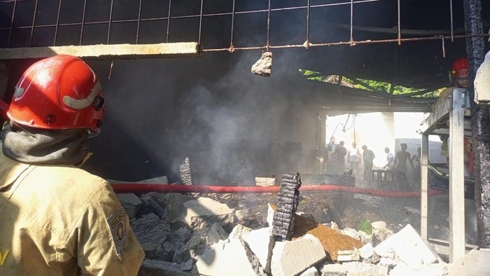 Kandang ternak di Bogor kebakaran, motor ikut hangus terbakar, Senin (13/7/2026).