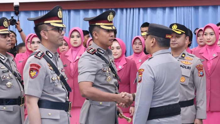 Kapolda Riau pimpin sertijab Dirintelkam, Kabid Humas, dan 4 Kapolres, Senin (13/7/2026).