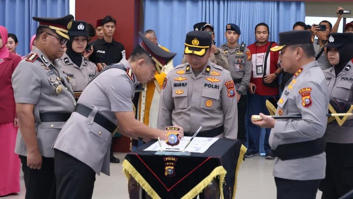 Kapolda Riau pimpin sertijab Dirintelkam, Kabid Humas, dan 4 Kapolres, Senin (13/7/2026).