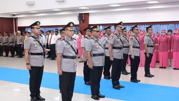 Kapolda Riau pimpin sertijab Dirintelkam, Kabid Humas, dan 4 Kapolres, Senin (13/7/2026).