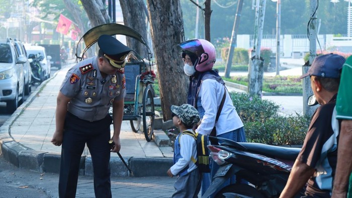 Kapolres Gresik AKBP Ramadhan Nasution saat turun ke jalan