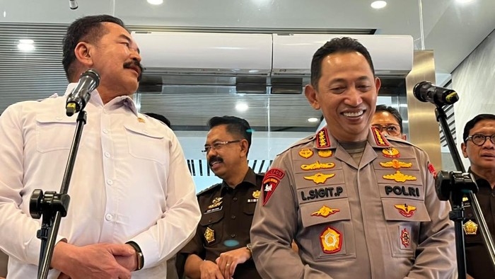 Jaksa Agung ST Burhanuddin dan Kapolri Jenderal Listyo Sigit di Gedung Kejagung, Jakarta. (Foto: Rumondang/detikcom)