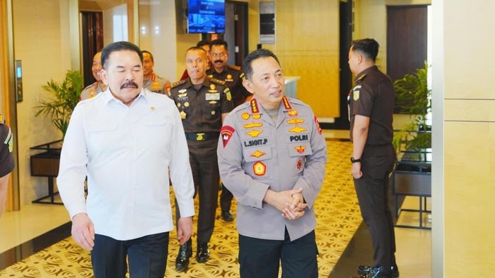 Kapolri Jenderal Listyo Sigit Prabowo bertemu dengan Jaksa Agung ST Burhanuddin di gedung Kejagung, Kebayoran Baru, Jakarta Selatan, Senin (13/7/2026).