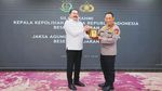 Potret Kapolri-Jaksa Agung Salam Komando, Tegaskan Solid Satu Ikatan
