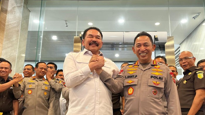 Kapolri Jenderal Listyo Sigit Prabowo menyambangi Kejaksaan Agung (Kejagung) untuk bertemu Jaksa Agung ST Burhanuddin dan jajaran, Senin (13/7/2026).