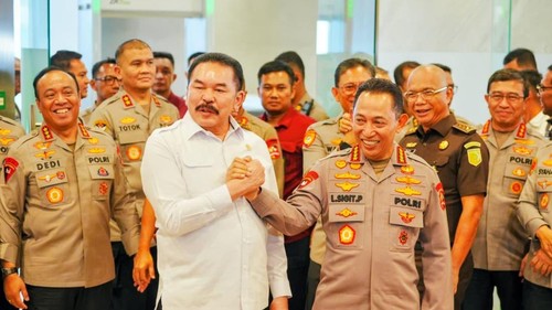 Kapolri Jenderal Listyo Sigit Prabowo menemui Jaksa Agung ST Burhanuddin di Gedung Bundar, Jaksel, Senin (13/6/2026).