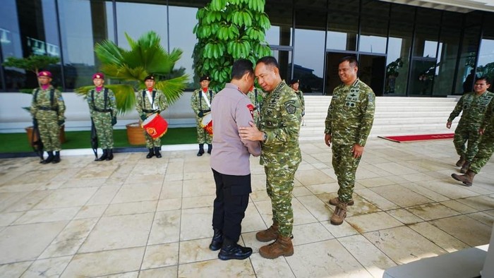 Kapolri Jenderal Listyo Sigit Prabowo  silaturahmi dengan Panglima TNI Jenderal Agus Subiyanto