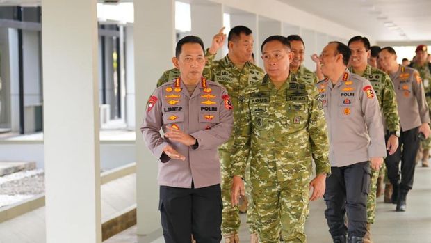 Kapolri Jenderal Listyo Sigit Prabowo silaturahmi ke Mabes TNI. Ia disambut Panglima TNI Jenderal Agus Subiyanto (dok istimewa)