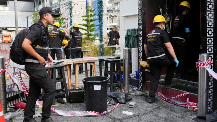 Suasana duka masih menyelimuti lokasi kebakaran maut yang melanda sebuah pub di Bangkok, Thailand, Senin (13/7/2026). Polisi forensik turun langsung menyisir lokasi kejadian untuk mengumpulkan bukti dan mengungkap penyebab pasti insiden yang merenggut korban jiwa. REUTERS/Arnun Chonmahatrakool
