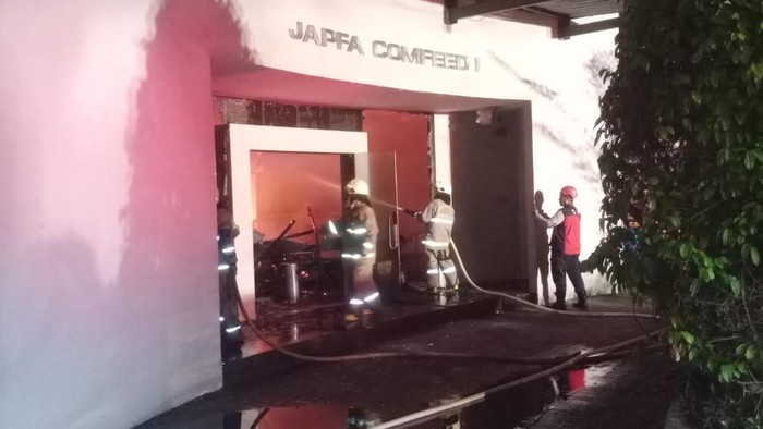 Kebakaran melanda kantor perusahaan agrifood di Cengkareng, Jakbar. Setelah berjibaku berjam-jam, damkar dapat memadamkan api di gedung tersebut. (dok Damkar DKI)
