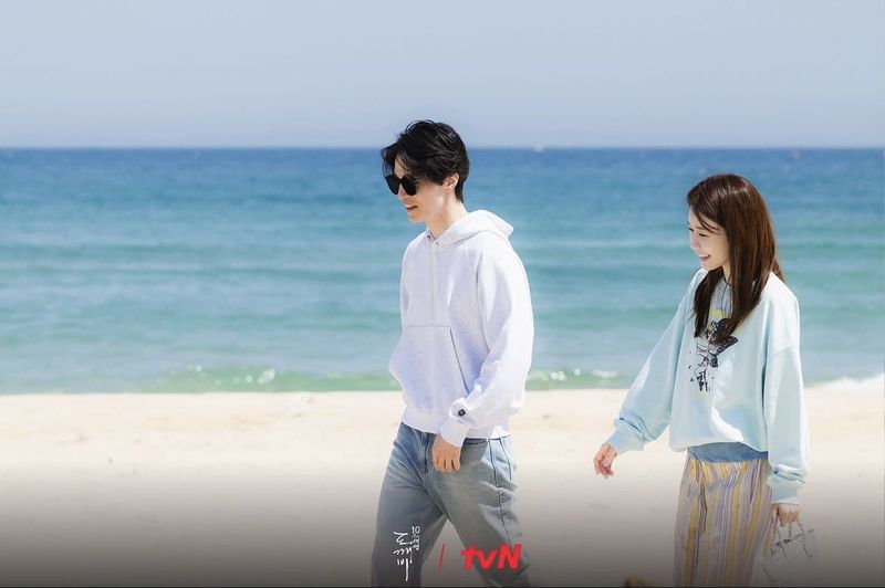 Kedekatan Lee Dong Wook dan Yoo In Na saat syuting variety show Goblin 10th Anniversary Trip.