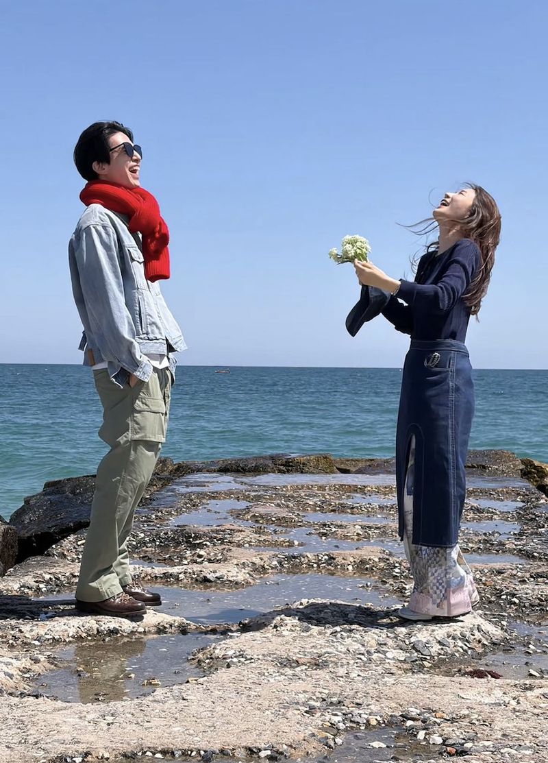 Kedekatan Lee Dong Wook dan Yoo In Na saat syuting variety show Goblin 10th Anniversary Trip.