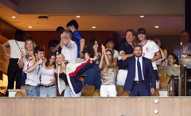 David dan Victoria Beckham tampak sangat gembira menyaksikan laga yang membawa Inggris ke semifinal Piala Dunia 2026. Mereka hadir bersama ketiga anak mereka, Romeo, Cruz, dan Harper, serta kekasih Romeo, Kim Turnbull, dan kekasih Cruz, Jackie Apostel. Foto: Getty Images/Jean Catuffe