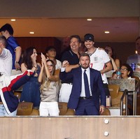 David dan Victoria Beckham tampak sangat gembira menyaksikan laga yang membawa Inggris ke semifinal Piala Dunia 2026. Mereka hadir bersama ketiga anak mereka, Romeo, Cruz, dan Harper, serta kekasih Romeo, Kim Turnbull, dan kekasih Cruz, Jackie Apostel. Foto: Getty Images/Jean Catuffe