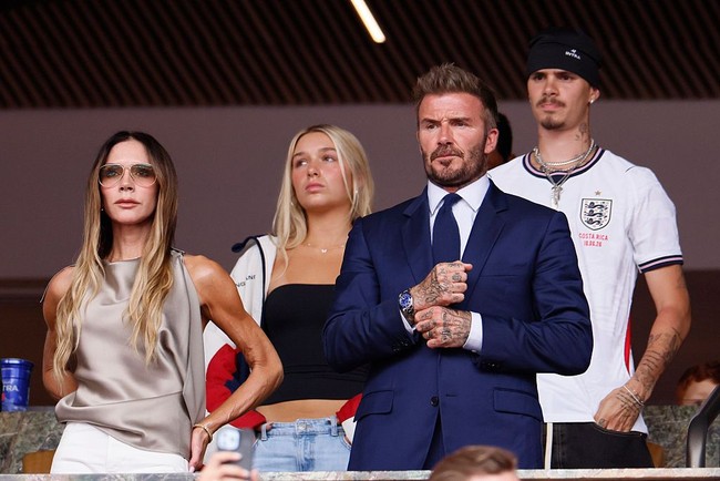 Setelah pertandingan usai, Victoria Beckham membagikan sebuah foto di Instagram Stories yang memperlihatkan dirinya berpose bersama David, Romeo, Cruz, dan Harper di Stadion Hard Rock.Momen spesial malam ini di Miami, tulis personel Spice Girls yang kini jadi desainer itu. Foto: Getty Images/Richard Sellers/Allstar
