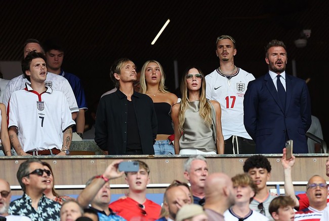 Dalam video yang diunggah ke TikTok terlihat, Victoria juga ikut menyanyikan lagu Oasis, Wonderwall, bersama David Beckham, anak-anaknya dan pendukung Inggris lainnya. Lagu Wonderwall selalu dinyanyikan usai Inggris menang pertandingan Piala Dunia 2026. Foto: Getty Images/Ian MacNicol