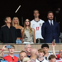 Dalam video yang diunggah ke TikTok terlihat, Victoria juga ikut menyanyikan lagu Oasis, Wonderwall, bersama David Beckham, anak-anaknya dan pendukung Inggris lainnya. Lagu Wonderwall selalu dinyanyikan usai Inggris menang pertandingan Piala Dunia 2026. Foto: Getty Images/Ian MacNicol