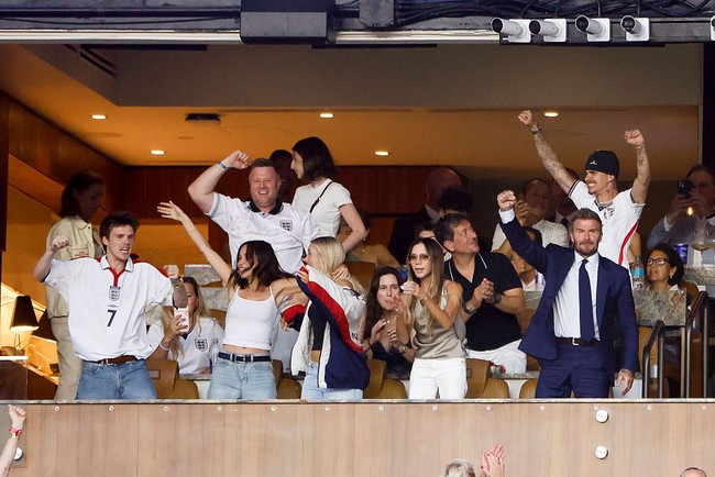 Namun pada foto lain yang dijepret fotografer memperlihatkan Victoria Beckham juga ikut dalam euforia kebahagiaan merayakan kemenangan Inggris atas Norwegia dalam pertandingan babak perempat final Piala Dunia 2026. Foto: Getty Images/Jean Catuffe