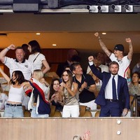 Namun pada foto lain yang dijepret fotografer memperlihatkan Victoria Beckham juga ikut dalam euforia kebahagiaan merayakan kemenangan Inggris atas Norwegia dalam pertandingan babak perempat final Piala Dunia 2026. Foto: Getty Images/Jean Catuffe