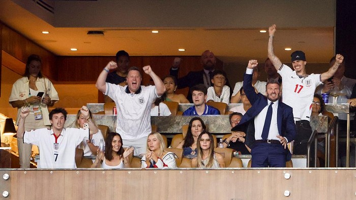 MIAMI GARDENS, FLORIDA - JULY 11: From left, Cruz Beckham, his girlfriend Jackie Apostel, Harper Beckham, Victoria Beckham, David Beckham, above him Romeo Beckham celebrate the victory following the FIFA World Cup 2026 Quarter Final football match between Norway and England at Miami Stadium on July 11, 2026 in Miami Gardens, Florida. (Photo by Jean Catuffe/Getty Images)