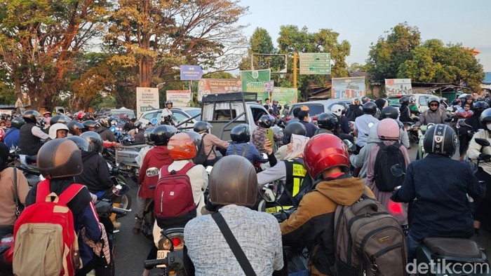 Kemacetan parah terjadi di Jalan Inspeksi PAM Timur, Maros, Sulsel.