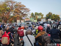 Jalan Inspeksi PAM Timur Moncongloe Maros Macet Parah Sore Ini