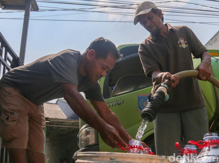 Kemarau Melanda, Warga Keranggan Tangsel Krisis Air Bersih