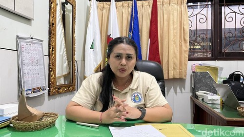 Kepala SMK PGRI 5 Denpasar Nuning Kurniawati ditemui di sekolah, Senin (13/7/2026). (Rizki Setyo/detikBali)