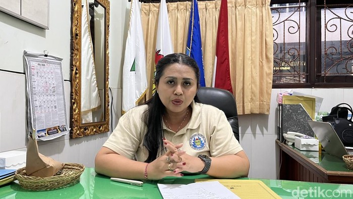 Kepala SMK PGRI 5 Denpasar Nuning Kurniawati ditemui di sekolah, Senin (13/7/2026). (Rizki Setyo/detikBali)
