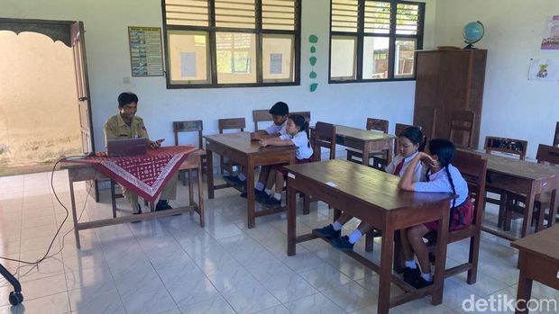 Kepsek SDN 6 Bhuana Giri saat menunjukan salah satu ruang kelas, Senin (13/7/2026) (foto: I Wayan Selamat Juniasa)