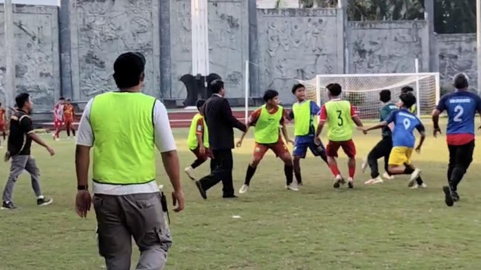 Kericuhan dalam laga final Piala Soeratin U-15 Kalbar antara Kubu Raya United melawan Gabsis Sambas di Stadion PSP Pontianak.