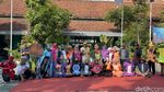 Guru dan Siswa SDN di Surabaya Cosplay Bajak Laut Sambut Murid Baru