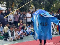 Guru dan Siswa SDN di Surabaya Cosplay Bajak Laut Sambut Murid Baru