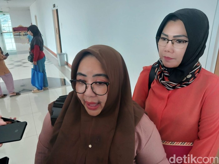 Ketua Tim Reaksi Cepat Perlindungan Perempuan dan Anak (TRC PPA) Kalimantan Timur (Kaltim), Rina Zainun (depan).