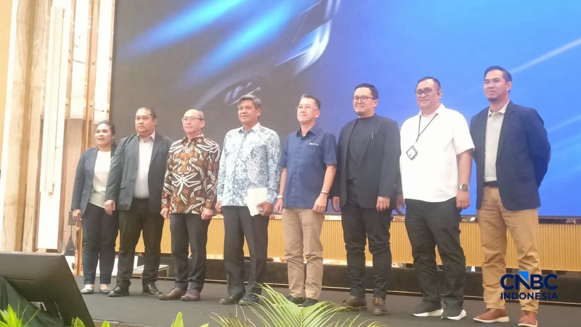Ketua Umum Gaikindo Putu Juli Ardika (empat dari kiri) saat konferensi pers GIIAS di Hotel St Regis, Senin (13/7/2026). Ketua Umum Gaikindo Putu Juli Ardika (empat dari kiri) saat konferensi pers GIIAS di Hotel St Regis, Senin (13/7/2026). (CNBC Indonesia/Ferry Sandi)
