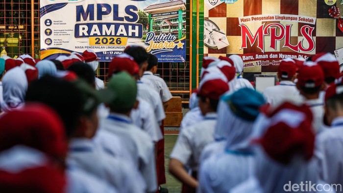 Masa Pengenalan Lingkungan Sekolah (MPLS) Ramah 2026 resmi dimulai di berbagai sekolah di Jakarta seiring dimulainya tahun ajaran baru 2026/2027, Senin (13/7/2026). Berbeda dengan orientasi sekolah pada masa lalu yang identik dengan perpeloncoan, MPLS tahun ini mengedepankan pendekatan yang lebih humanis, aman, nyaman, inklusif, dan menyenangkan bagi seluruh murid baru.