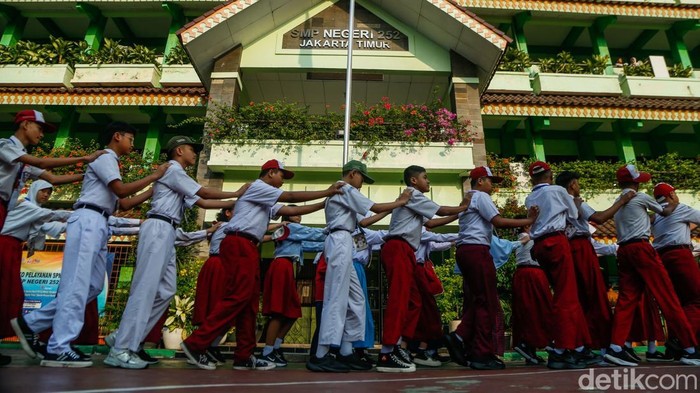Masa Pengenalan Lingkungan Sekolah (MPLS) Ramah 2026 resmi dimulai di berbagai sekolah di Jakarta seiring dimulainya tahun ajaran baru 2026/2027, Senin (13/7/2026). Berbeda dengan orientasi sekolah pada masa lalu yang identik dengan perpeloncoan, MPLS tahun ini mengedepankan pendekatan yang lebih humanis, aman, nyaman, inklusif, dan menyenangkan bagi seluruh murid baru.
