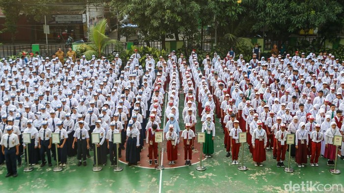 Masa Pengenalan Lingkungan Sekolah (MPLS) Ramah 2026 resmi dimulai di berbagai sekolah di Jakarta seiring dimulainya tahun ajaran baru 2026/2027, Senin (13/7/2026). Berbeda dengan orientasi sekolah pada masa lalu yang identik dengan perpeloncoan, MPL