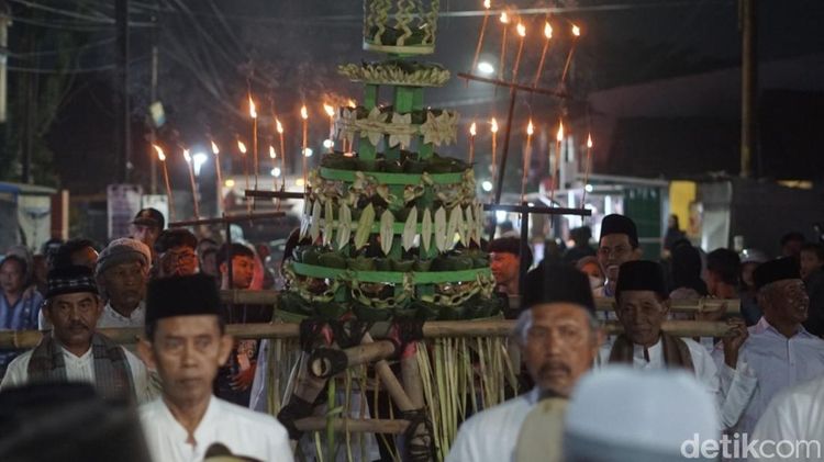 Meriahnya Kirab 5 Ribu Tangkir Bubur Sura di Pekalongan