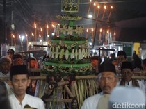 Meriahnya Kirab 5 Ribu Tangkir Bubur Sura di Pekalongan