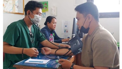 Klinik Bhayangkara Polres Tabanan saat memberikan pelayanan kesehatan kepada warga. (Dok Humas Polres Tabanan)