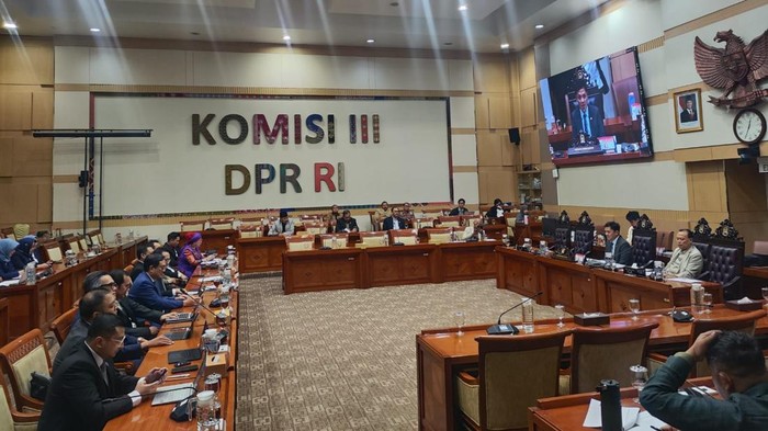 Komisi III DPR menggelar rapat dengan Peradi bahas RUU Perampasan Aset, Senin (3/7/2026).